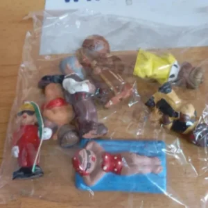 Figuras: 2 bañistas y 1 esquiador